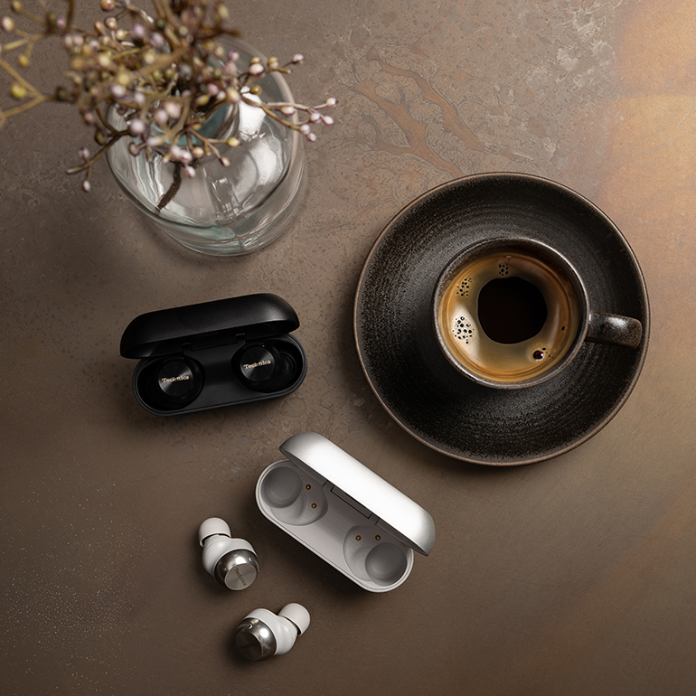 True Wireless EAH-AZ100-hörlurar.