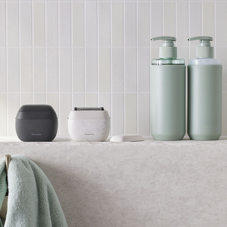 Badrumsartiklar som tvålpumpar och tandborsthållare på en bänkskiva.