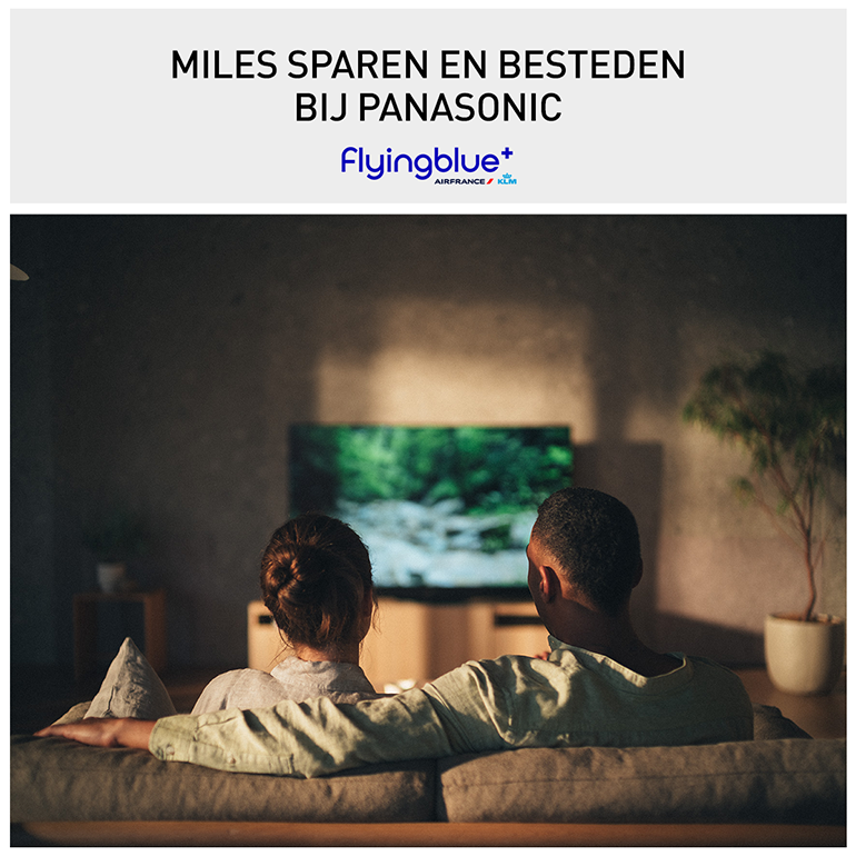 Twee mensen kijken tv. Tekst: 'MIJLEN VERDIENEN EN UITGEVEN BIJ PANASONIC' 