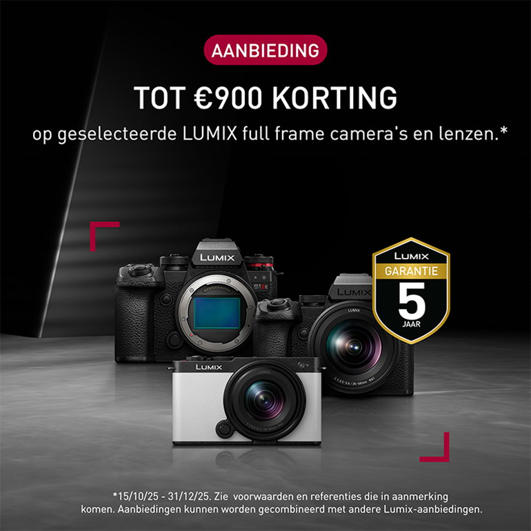 Een reclame voor Panasonic Lumix-camera's met de tekst ''AANBIEDING TOT €900 KORTING op geselecteerde LUMIX full frame camera's en lenzen''. Drie camera's op een donkere achtergrond, rechts een ''LUMIX GARANTIE 5 JAAR'' sticker.