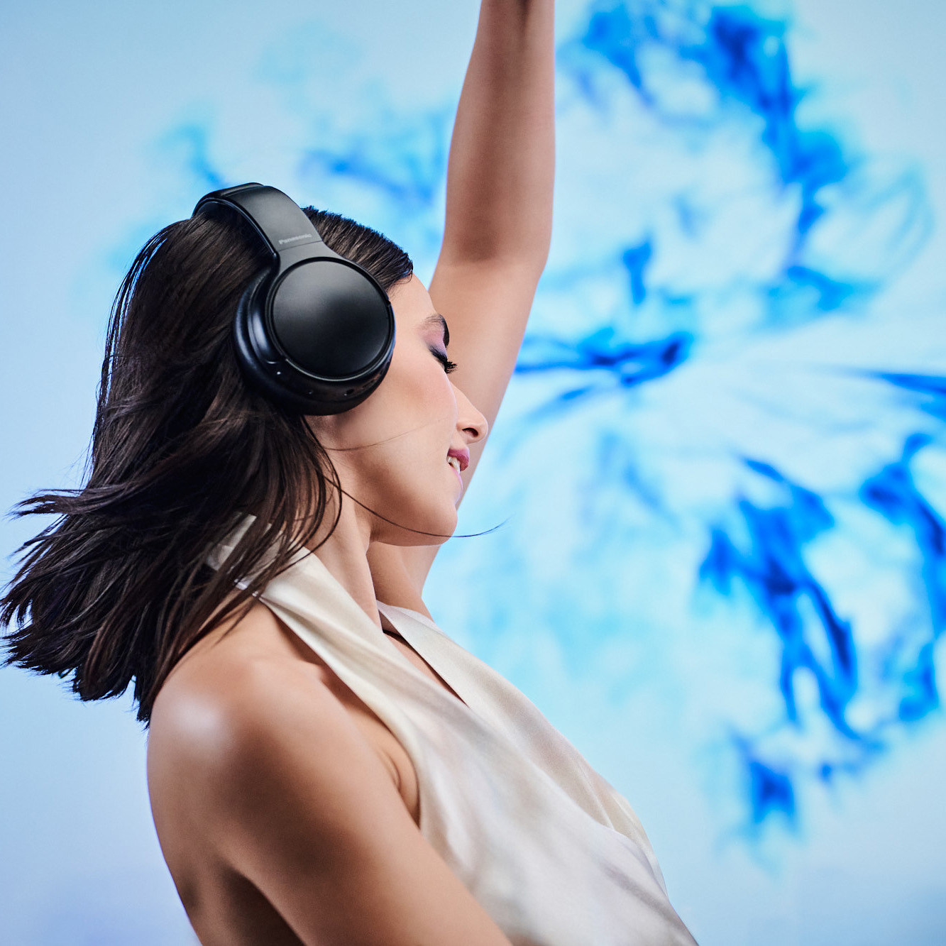 Personne qui porte un casque et danse.