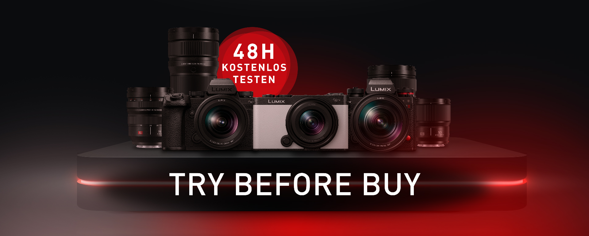 Sammlung von LUMIX Kameras und Objektiven mit dem Schriftzug „48H KOSTENLOS TESTEN“ und ''TRY BEFORE BUY''