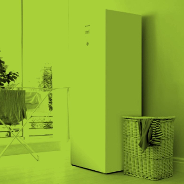 Scène d'intérieur avec un appareil électroménager blanc et un panier à linge.