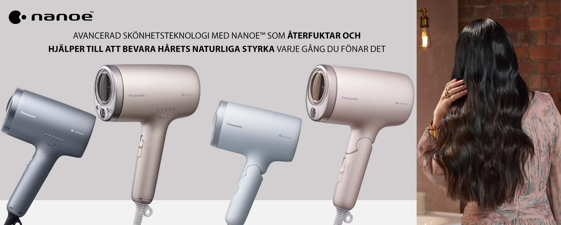 På höger sida är en kvinna med brunt hår med ryggen emot. Resten av bilden innehåller fyra hårfönar i både grå och rosa nyanser. Text där det står 'avancerad skönhetsteknologi med nanoe som återfuktar och hjälper till att bevara hårets naturliga styrka varje gång du fönar det.'