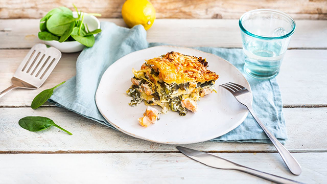 Lasagnen-Fans aufgepasst, es gibt etwas Neues: Lachs-Lasagne mit Spinat. Einfach eine unschlagbare Kombi!