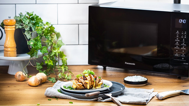 Mikrowellen-Inspiration für den nächsten Kartoffel-Heißhunger: Fächerkartoffeln mit Pilzen, Zwiebeln und Käse.