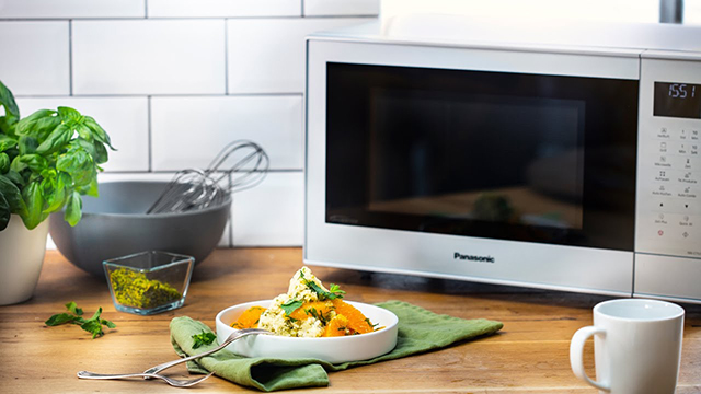 Das perfekte Dessert aus der Mikrowelle: Gezupfter Pistazien-Tassenkuchen mit Orangen-Minz-Salat.