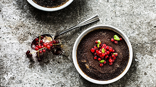 Haben Sie schon einmal Schoko-Crème brûlée probiert? Und dann auch noch mit Johannisbeeren? Vorzüglich.