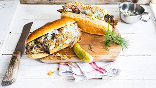 Entdecken Sie hier das ausgefallene Rezept für Pulled Pork im Hot Dog. Aus der Mikrowelle!