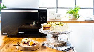 Backen mit der Mikrowelle: Beerige Schichttorte zum Staunen & Genießen.