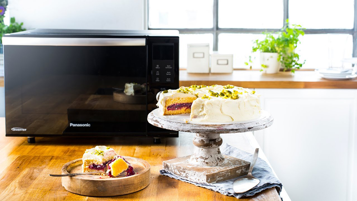 Backen mit der Mikrowelle: Beerige Schichttorte zum Staunen & Genießen.