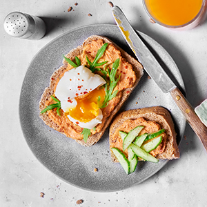 Sonnenblumenkernbrot mit pochiertem Ei