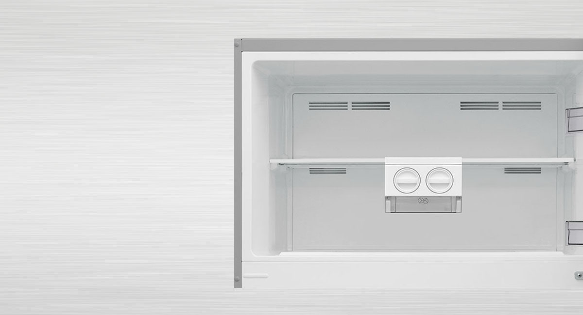 كما تتيح السعة الكبيرة للفريزر مساحة واسعة لتخزين المزيد من المواد مع سهولة في الوصول إليها.
