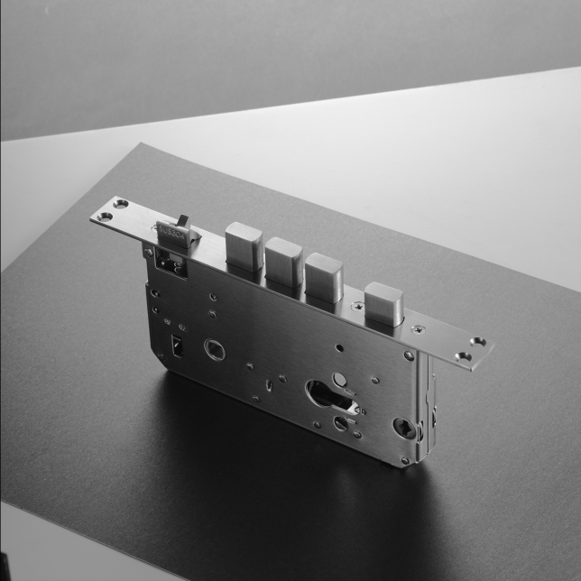 Lõi khóa cấp C  – đây là cấp độ cao nhất hiện nay, giúp chống trộm, chống phá khóa kỹ thuật và cả những hành vi cạy cửa bằng vũ lực.    Thân khóa bằng thép không gỉ  – không chỉ chắc chắn mà còn chống ăn mòn, chịu nhiệt tốt, kéo dài tuổi thọ.   Một số linh kiện bằng nhựa PC sử dụng loại PC cấp V0, có khả năng chống cháy cao và an toàn hơn.