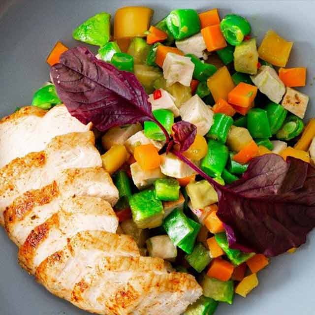 SALAD GÀ NƯỚNG VÀ ĐẬU See more