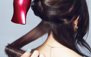 Завейте нижний слой волос