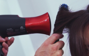 Завейте верхний слой волос