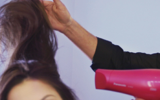 Добавьте объема волосам с помощью фена