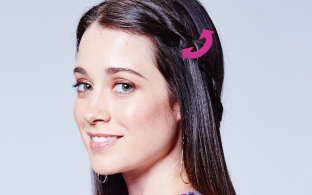 Возьмите пряди волос с обеих сторон головы