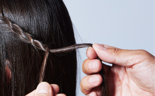 Заплетите пряди в двухпрядные косы