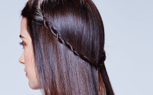 Завяжите пряди на затылке