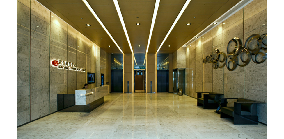 An image of an entrance of the office building on King Yip Road from the low angle