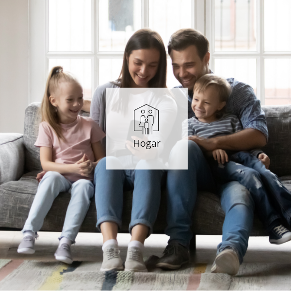 Imagen de familias sentadas en un sofá como propietarios de viviendas