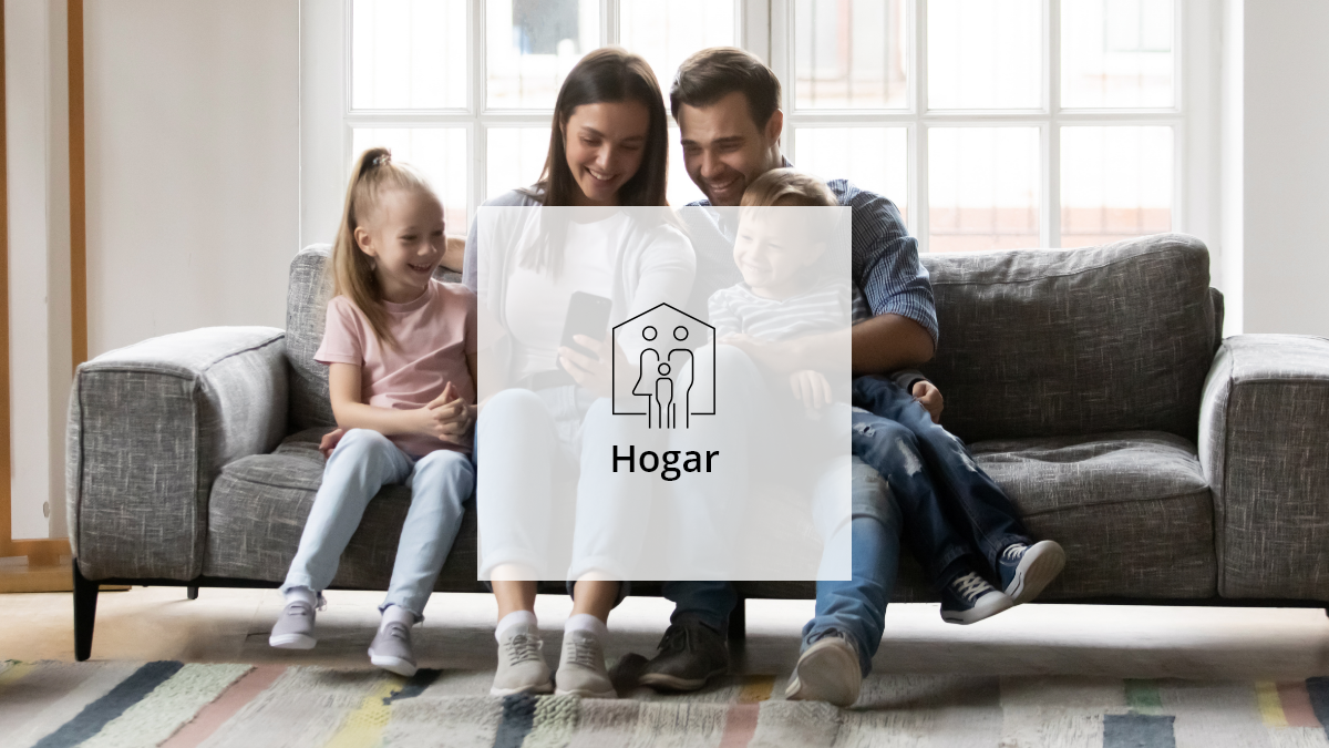 Imagen de familias sentadas en un sofá como propietarios de viviendas