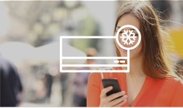 Imagen de una mujer usando un smartphone afuera para controlar equipos de aire acondicionado domésticos