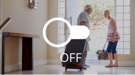 Imagen de un hombre y una mujer saliendo de su casa