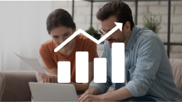 Imagen de un hombre y una mujer usando una laptop juntos