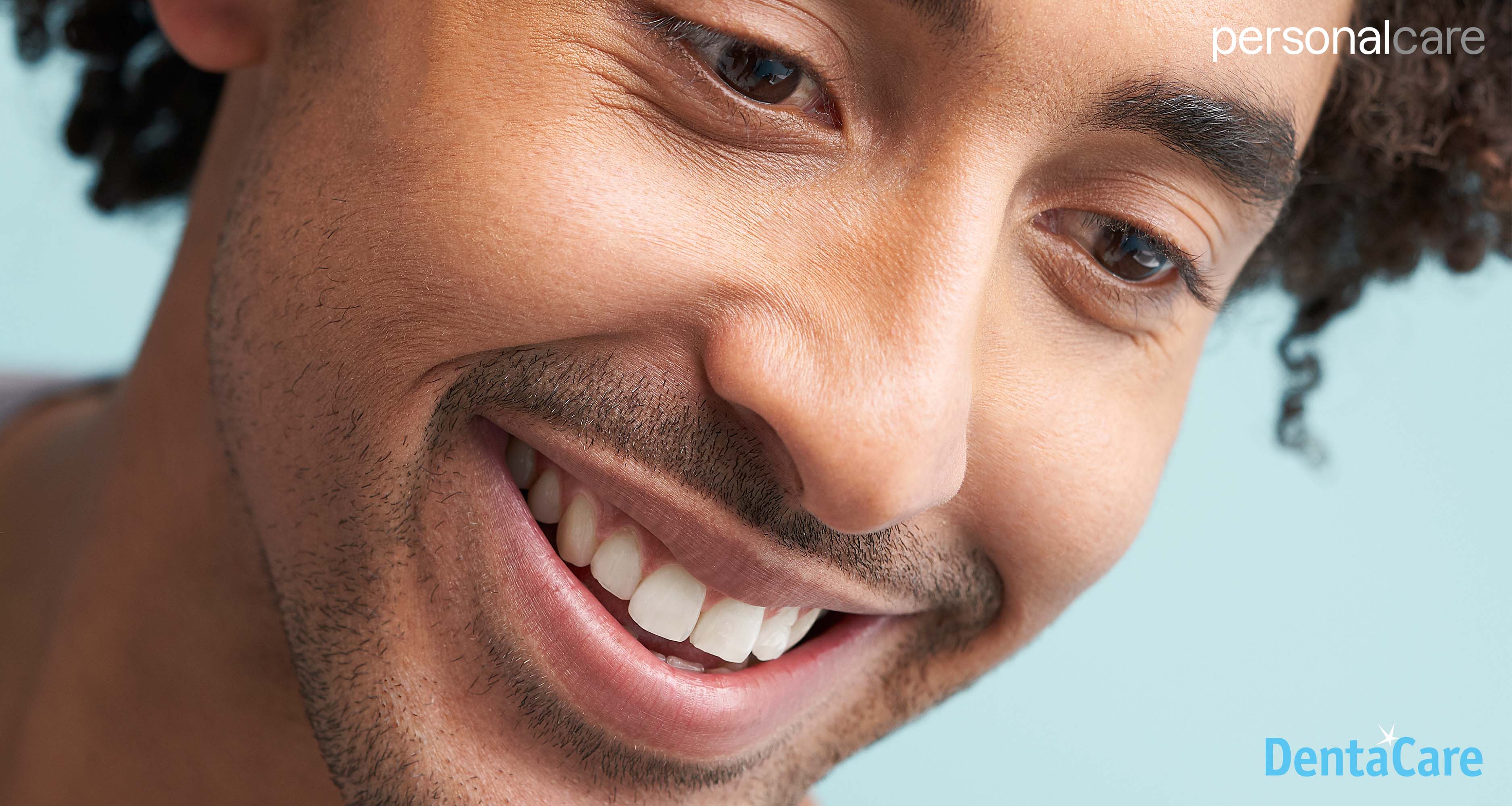 Zdjęcie młodego mężczyzny ze zdrowymi zębami