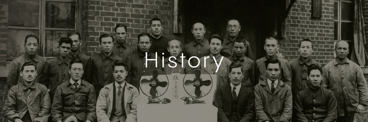 A group photo of the employees of Kawakita Denki Kigyousha when it was established in 1909.