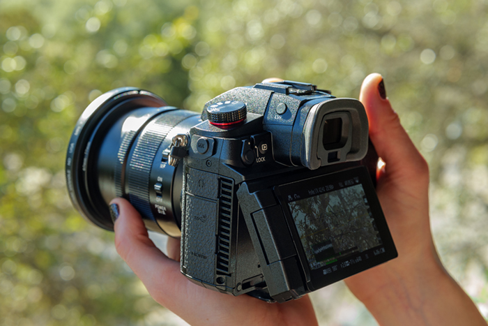 A tilt and  free-angle mechanism — Unexpected obstacles to downsizing