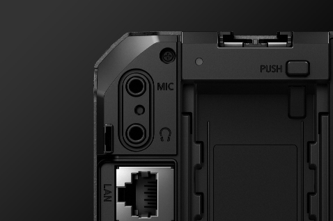 3,5 mm:n mikrofoniliitäntä ja kuulokeliitäntä