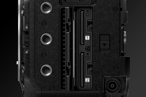 Kaksi SD-korttipaikkaa