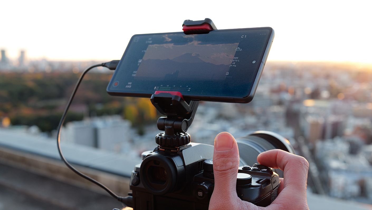 Simple one-hand operation. Quickly check focus on-site.