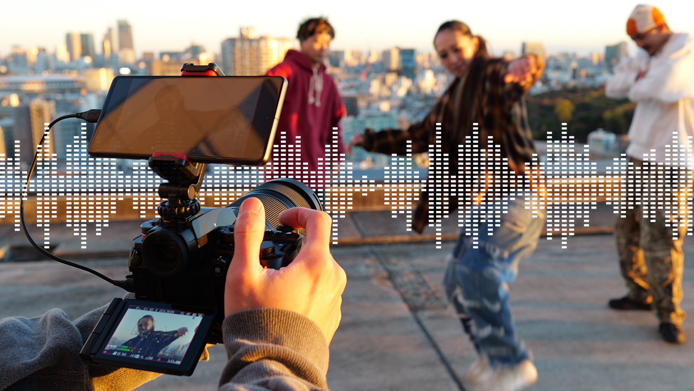 Shoot video while playing music. Efficiently shorten lip-sync production time.