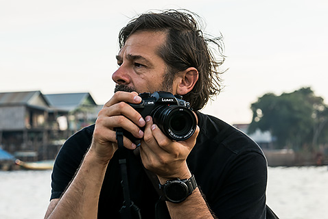 TAUSTALLA OLEVA TARINA