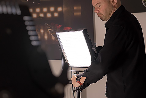 TAUSTALLA OLEVA TARINA