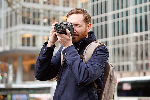 TAUSTALLA OLEVA TARINA