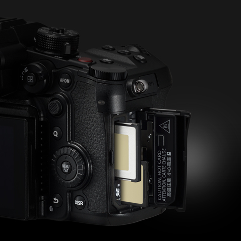 Dwa gniazda karty pamięci zapewniają elastyczne zarządzanie danymi