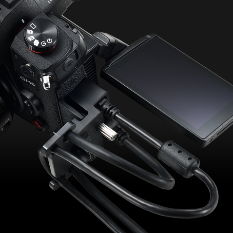 Kabel HDMI typu A i uchwyt na kabel