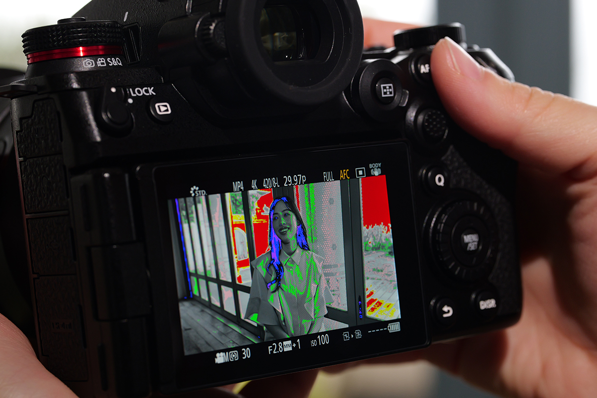 Pełny zakres funkcji pomocniczych, w tym Fałszywy kolor (False Color)