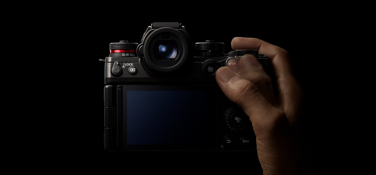 Безкомпромисен контрол, наследен от LUMIX S1RII и S1II