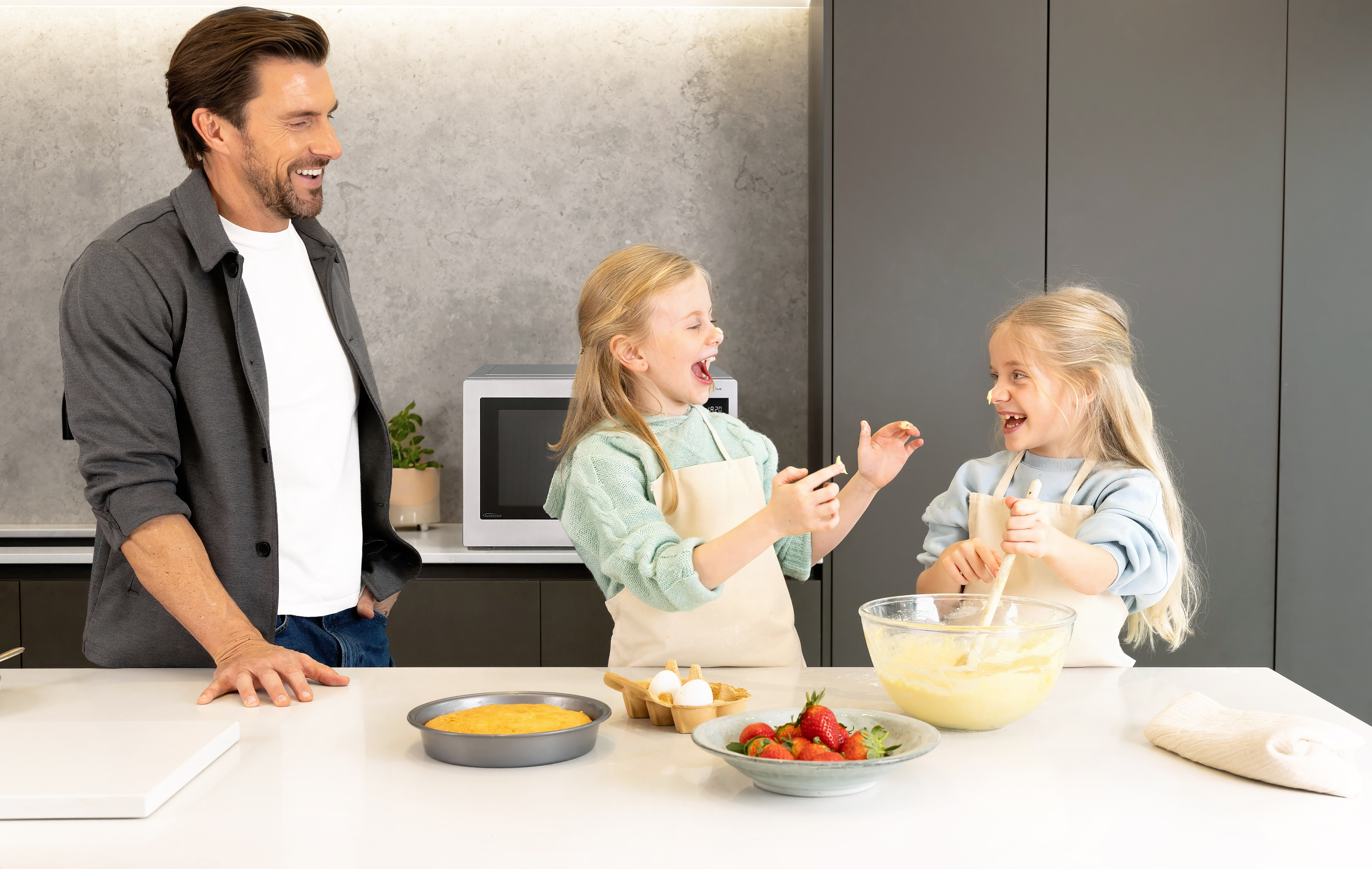 Børnene hygger sig med at bage kage