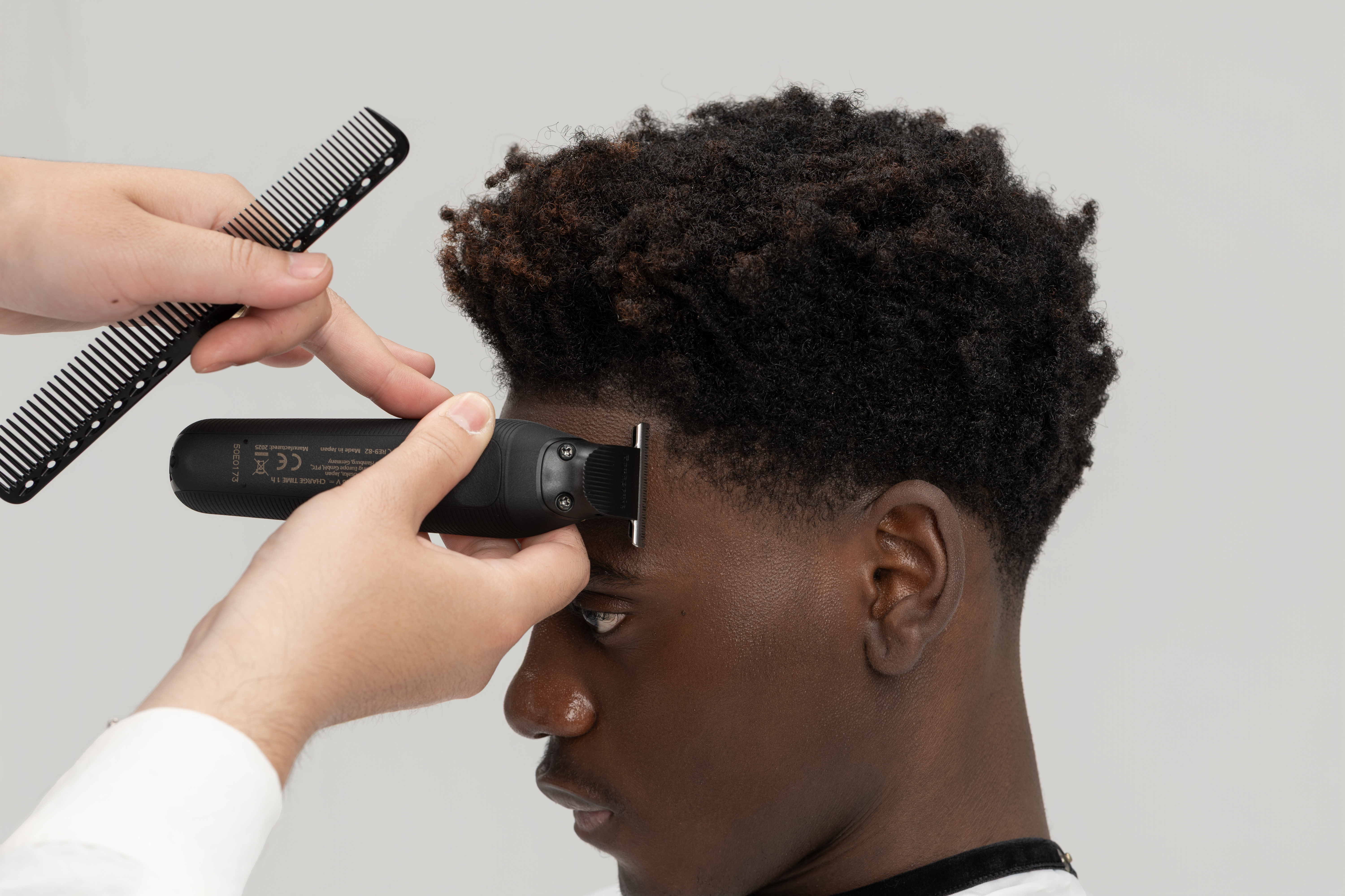 T-kujulise trimmeriga ER-XT70 laubal juuksepiiri viimistlemine