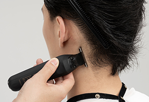 T-kujulise trimmeriga ER-XT70 mehe dekoltee piirkonna trimmimine