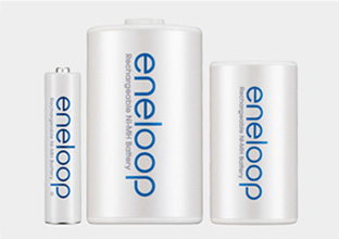 Se presentan las baterías tamaño AAA y un adaptador.