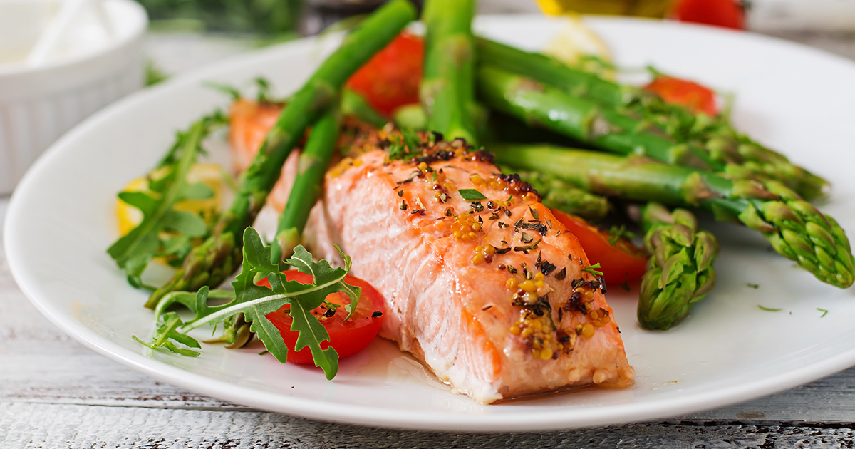 Salmón con esparragos a la plancha